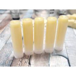 Tubos para fazer protetores labiais caseiros.