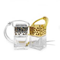 Frasco ambientador de carro vazio, acabamentos em dourado ou prateado.