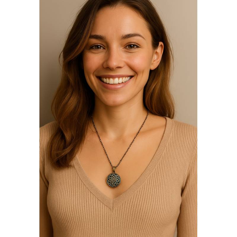 Collana con diffusore pendente Medaglione Fiore di Loto aromaterapia| Essenciales.com