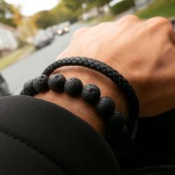 Bracciale con perline di pietra vulcanica