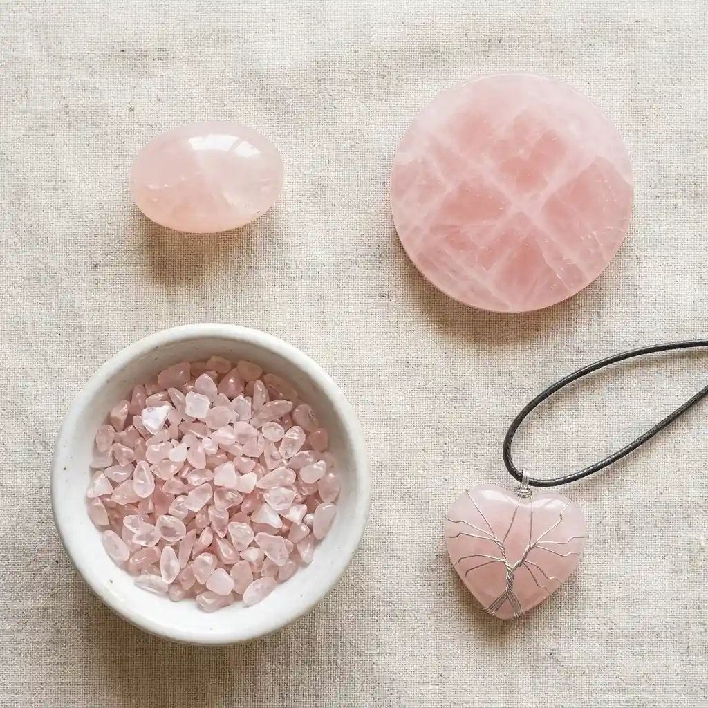 Formatos de cuarzo rosa, piedra natural, plana, grava y colgante