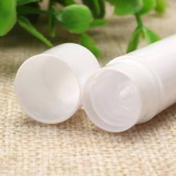 Tubos barra labial vazios, cor branca, pacote com 7 unidades.